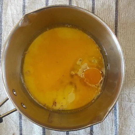 Masukan jadi satu margarin cair, telur, minyak sayur, susu kental manis 3dan susu aduk sampai tercampur rata saja