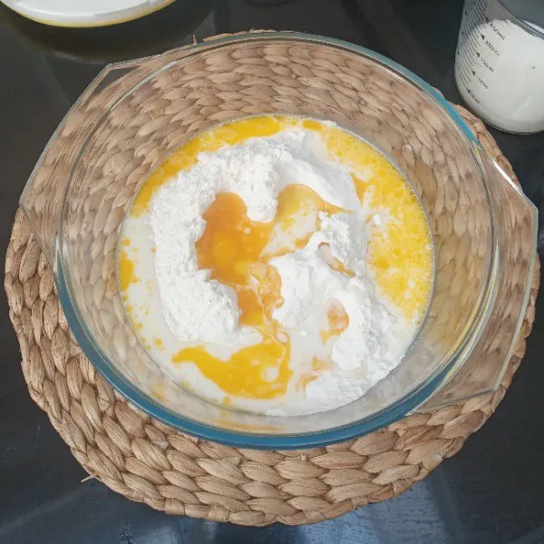 Masukkan semua bahan roti ke dalam mangkuk, aduk rata