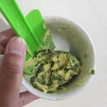 Campur jadi satu margarin, bawang putih parut, irisan seledri dan susu kental manis aduk rata