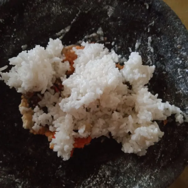 Masukkan nasi kemudian haluskan.