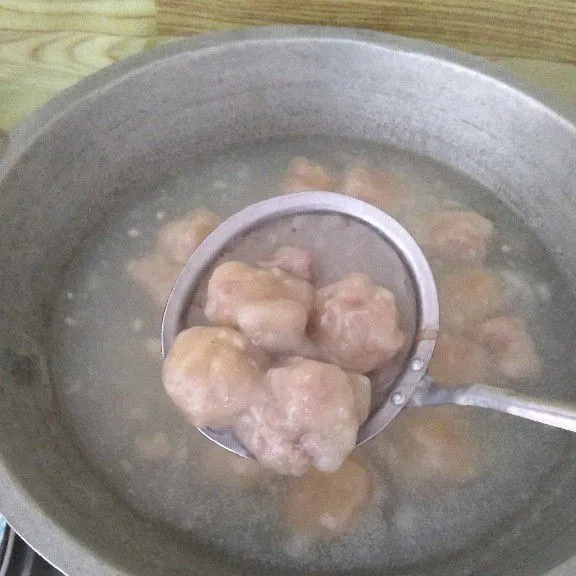 Rebus pentol hingga matang lalu angkat dan tiriskan.