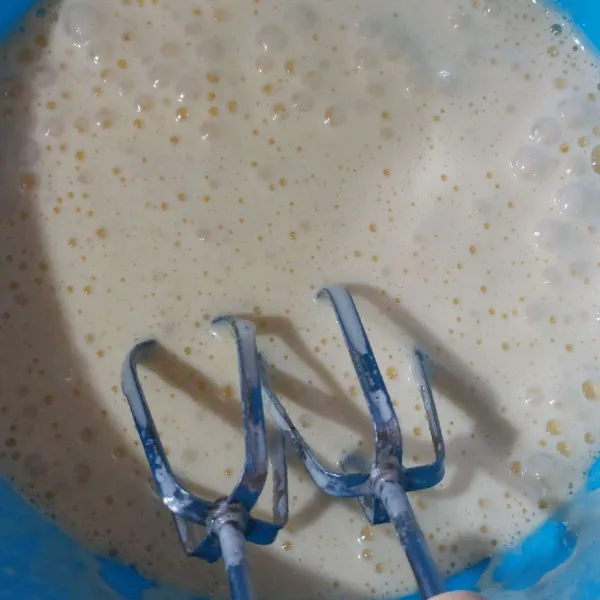 Kocok telur, gula dan sp dengan kecepatan tinggi sampai mengembang