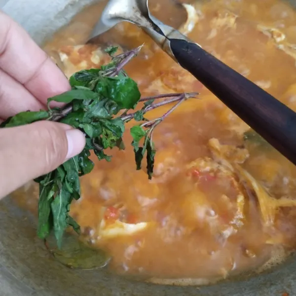 Aduk sampai ikan matang, kemudian masukkan daun duku, aduk sampai daun duku layu, icip rasa dan sajikan