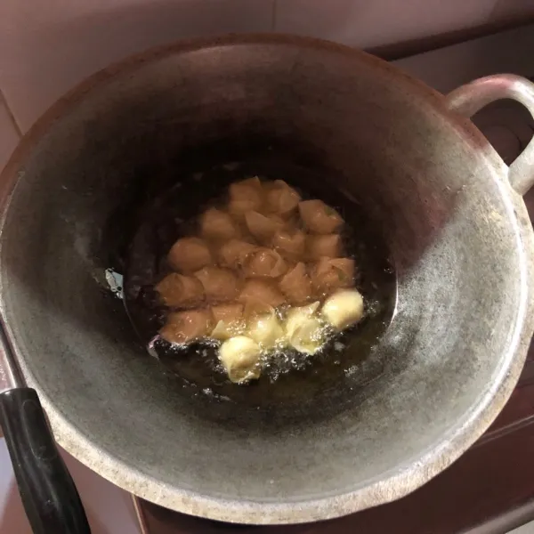 Goreng di api kecil hingga kuning kecoklatan. Sajikan dengan saus sambal.