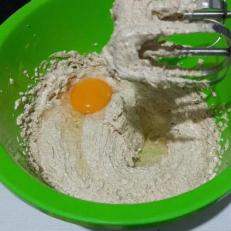 kemudian tambahkan telur,mix lagi