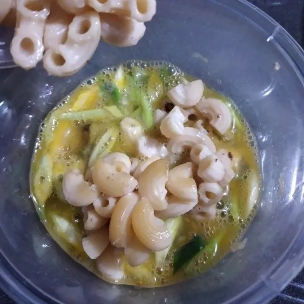 Kocok telur, campur dengan irisan daun bawang dan kaldu penyedap, masukkan makaroni rebus, aduk rata.