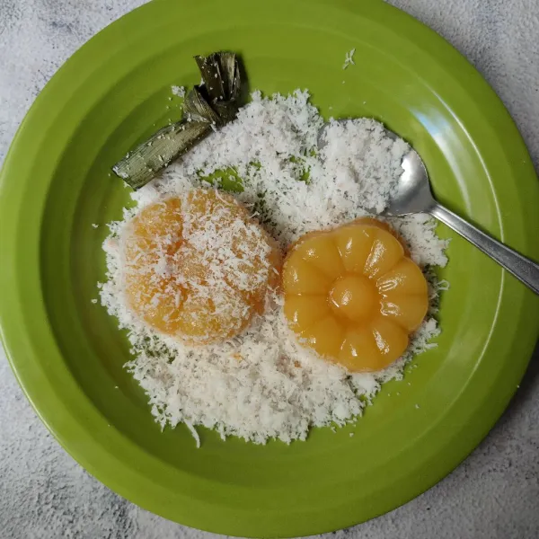 Keluarkan dari cetakan, gulingkan kedalam kelapa parut.