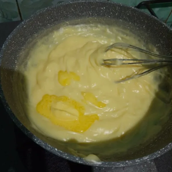 Campurkan kuning telur, gula dan maizena. Masak susu hingga hangat lalu masukan adonan kuning telur. Masak sampai mengental dan meletup- letup, tambahkan vanilla essen dan mentega.