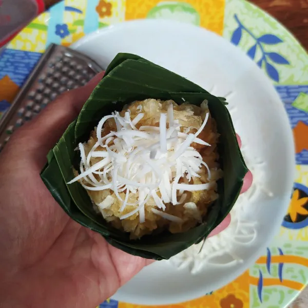 Parut keju cheddar.
Taburi sawut dengan keju. Sajikan.