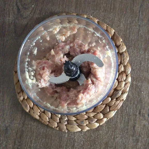 Haluskan daging sapi, es batu, bawang putih.