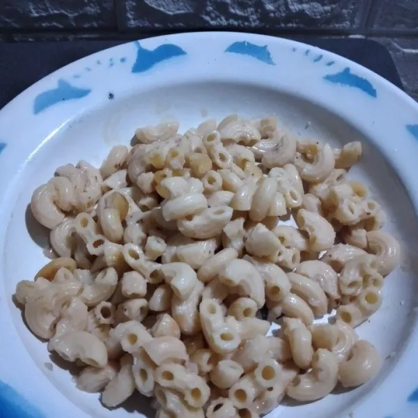 Rebus makaroni elbow hingga al dente, tiriskan.