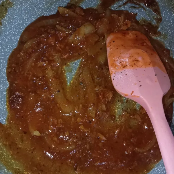 Masak hingga mengental kemudian matikan api