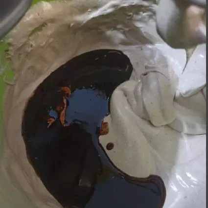 Mixer telur, sp dan gula hingga kental berjejak. Masukkan tepung terigu,  cokelat bubuk, vanili bubuk , mixer sebentar. Lalu masukkan cokelat cair, margarin cair. Aduk balik