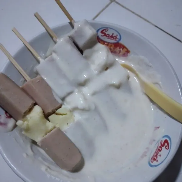 Baluri sosis mozarella ke dalam adonan tepung.