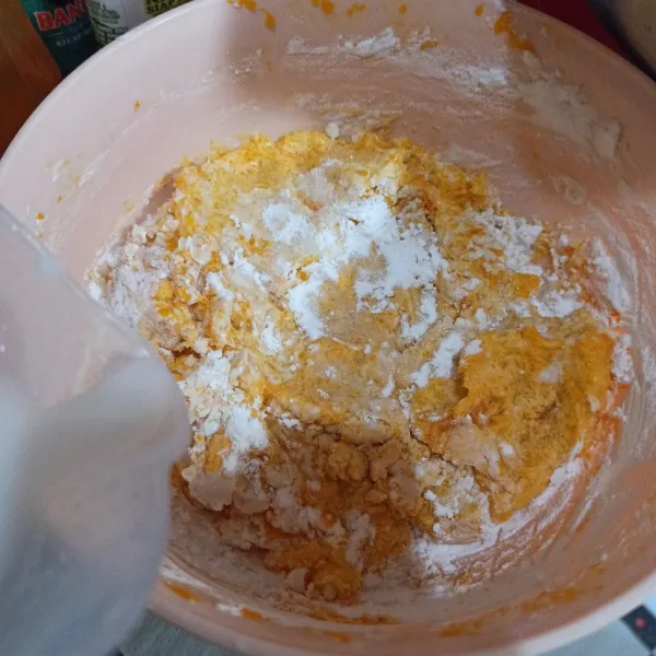 Campur dengan tepung hunkwee, garam, gula pasir, lalu tuang santan. Aduk rata
