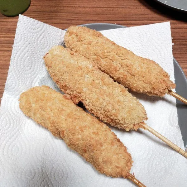 Goreng corndog dengan minyak yang banyak sambil dibalik sesekali supaya matang ke dalam. Goreng hingga kecoklatan. Corndog siap dinikmati bersama saos dan mayo.