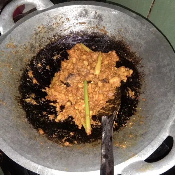 Siapkan wajan panas, masukan minyak goreng. Tuang bumbu halus, tumis hingga harum. Tambahkan sereh, gula merah, garam, kaldu bubuk, aduk rata