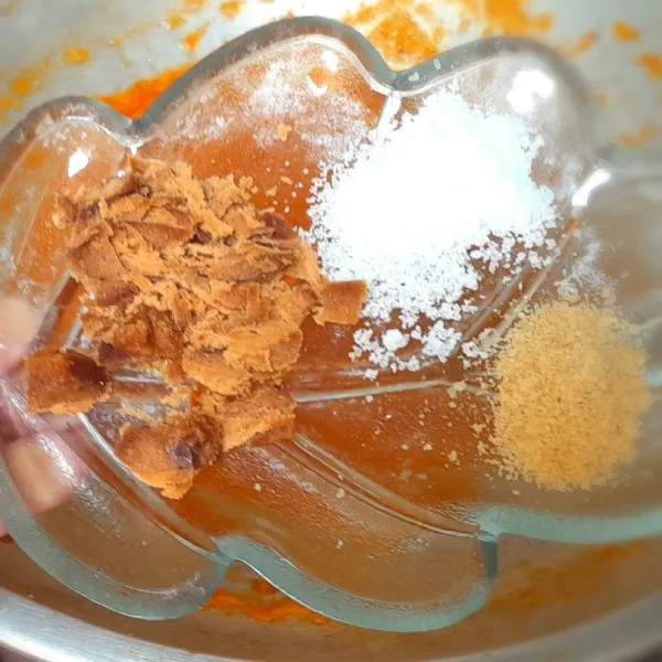 Setelah air menyusut, masukkan gula, garam dan penyedap rasa.