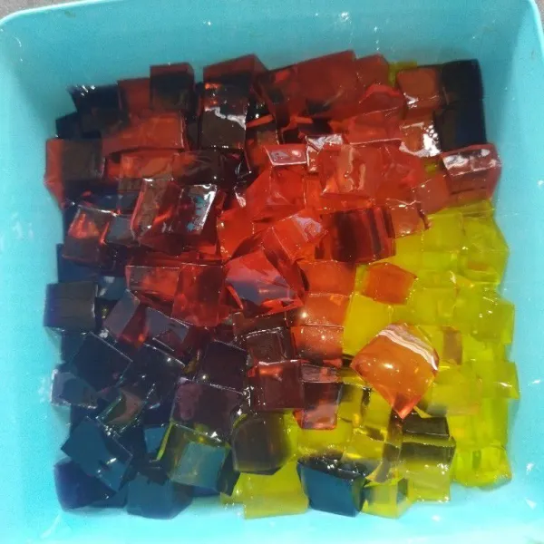 Setelah jelly padat, potong dadu jelly nya, lalu campur dalam 1 wadah.
