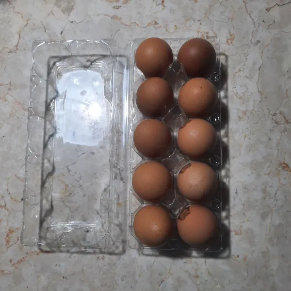 Siapkan 5 buah telur.