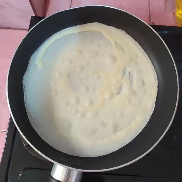 Panaskan pan anti lengket lalu buat dadar.