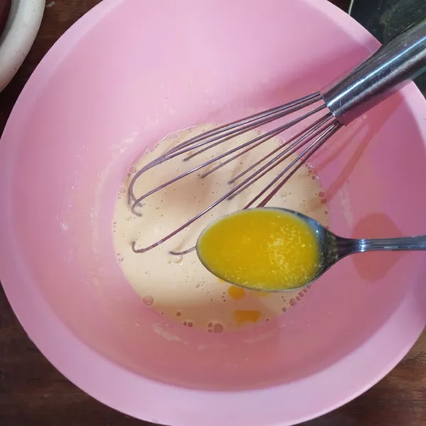 Masukkan margarin cair, aduk rata.