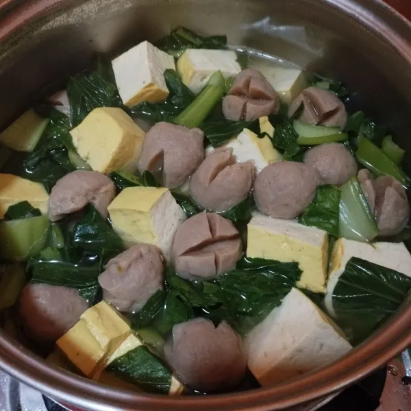 Lalu sajikan sup pokcoy tahu bakso dengan taburan bawang merah goreng.. selamat mencoba.