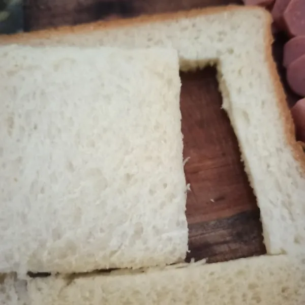 Potong roti tanpa putus, buat kotak di bagian tengah.