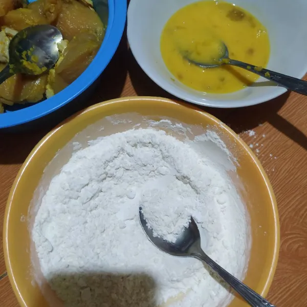 Siapkan tepung pelapis, siapkan juga pencelup (telur ditambah bumbu rendaman ayam).