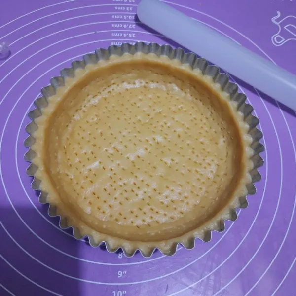 Cetak ke dalam wadah cetakan pie, lalu tusuk garpu bagian dasar pie.