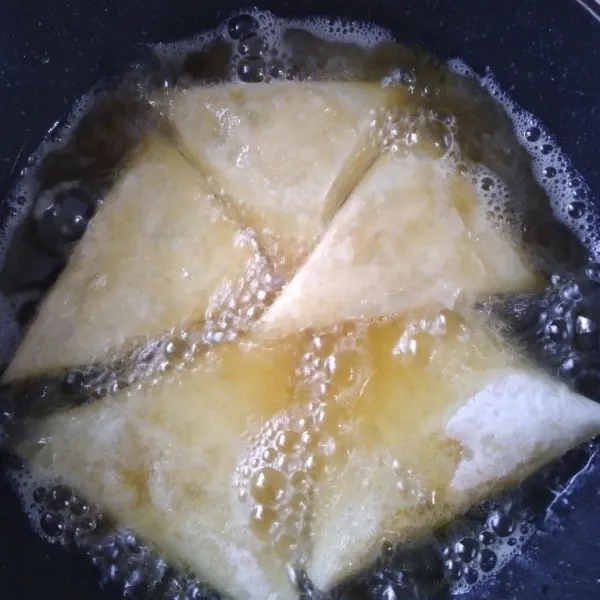 Panaskan minyak, goreng sampai kuning kecoklatan. Angkat dan tiriskan.