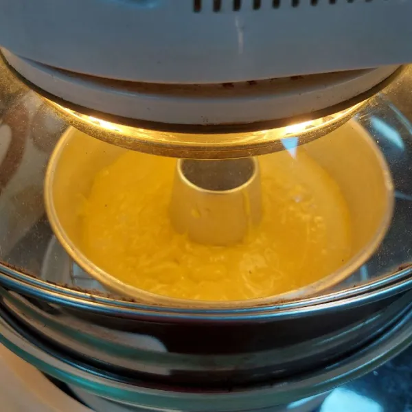 Tuang adonan ke loyang yang sudah diolesi margarine, panggang di oven yang sudah dipanaskan 10 menit, pada suhu 170°c selama 40 menit. Tes tusuk untuk memastikan sudah matang.