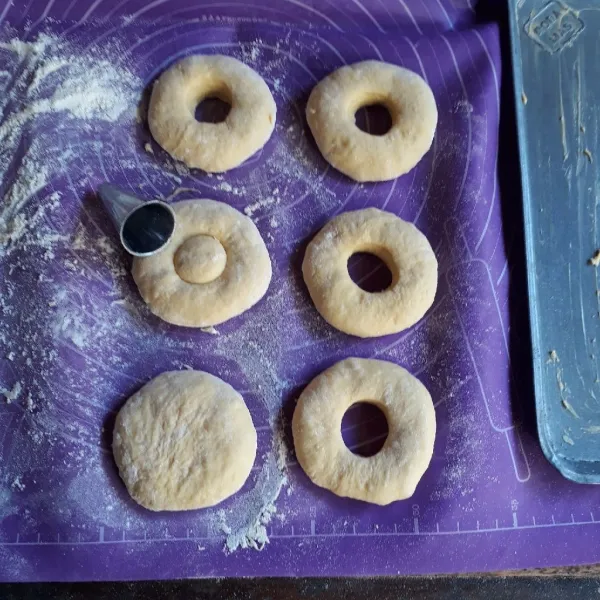 Kempiskan adonan, gilas ketebalan 1 cm, cetak dengan cetakan donat.