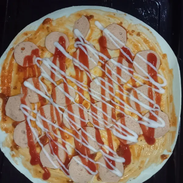 Tata sosis diatas tortilla tambahkan saus tomat dan mayonaise, taburi dengan parsley dan oregano.