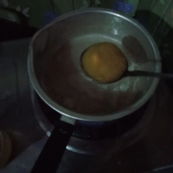 Campur semua bahan puding masak sambil diaduk aduk hingga mendidih masukkan mangga, pewarna aduk-aduk.