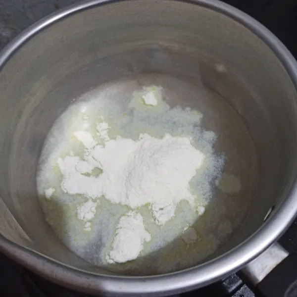 Campur agar-agar plain, sedikit air. Aduk rata. Lalu masukkan telur, santan, vanila, dan garam, saring
