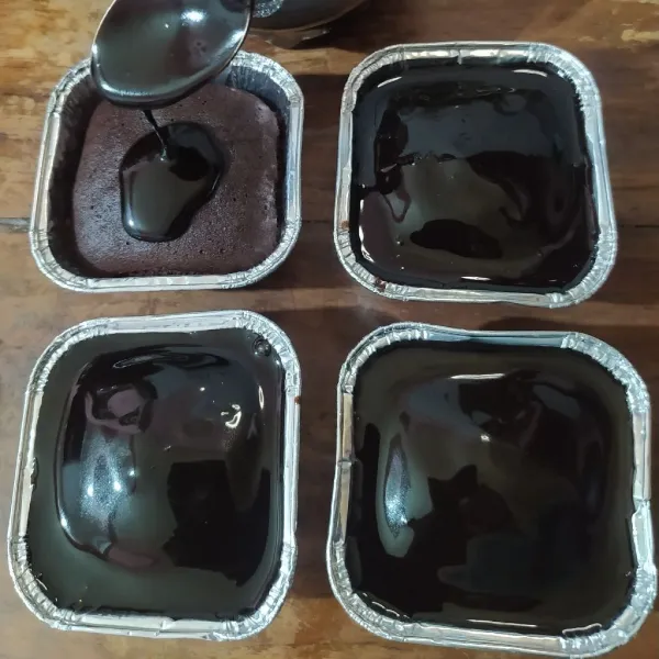 Setelah matang beri topping coklat ganache dan taburi parutan coklat batang tiramisu.