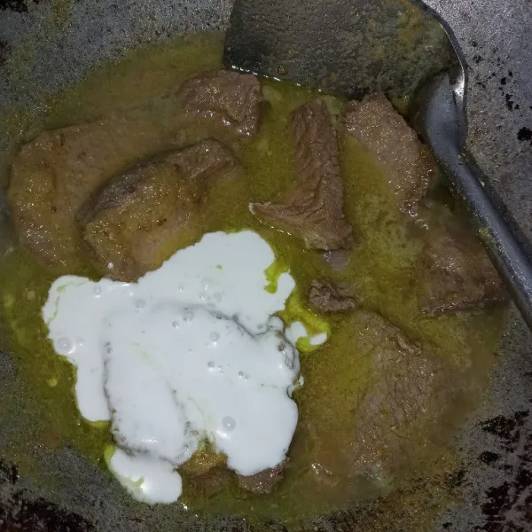 Masukkan daging aduk rata dengan bumbu Kemudian tuang air dan tambahkan santan aduk rata Kemudian masukkan gula jawa garam dan kaldu jamur