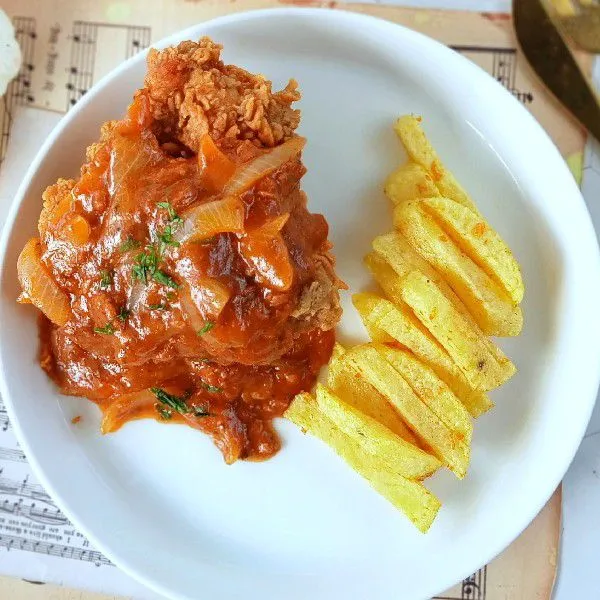 Sajikan dengan cara menyiramkan saus bolognese diatas ayam dan letakkan kentang dipinggiran