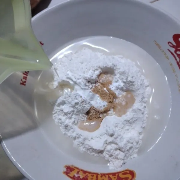 Campur tepung, baking powder, ragi instan, kaldu penyedap dan tuang air secara bertahap sambil diaduk hingga jadi adonan kental, diamkan suhu ruang.