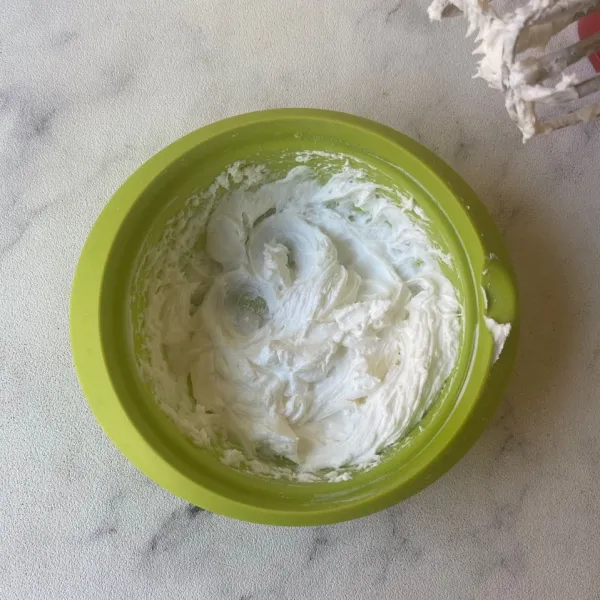 Campurkan whipped cream bubuk, kental manis dan air es. Mixer dengan kecepatan sedang sampai mengembang dan kaku.