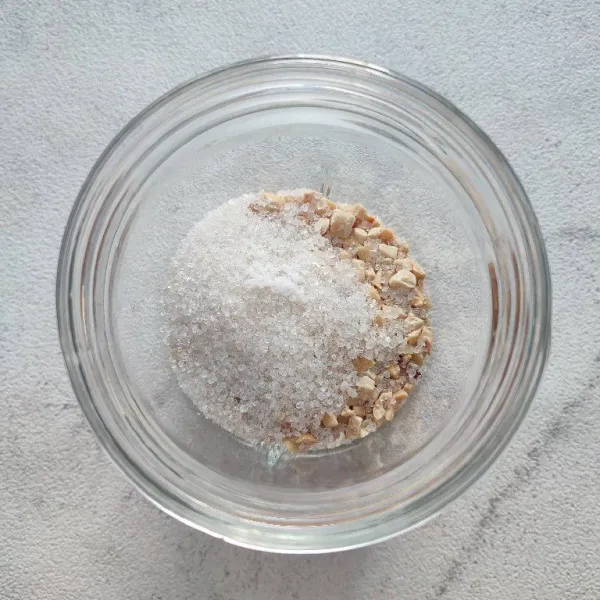 Masukkan kacang sangrai, gula dan garam kedalam blender. Kemudian blender kasar saja supaya masih ada tekstur.