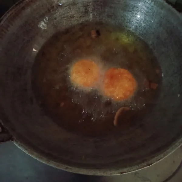 Panaskan minyak goreng hingga kuning kecoklatan angkat tiriskan sajikan dengan di beri taburan gula halus