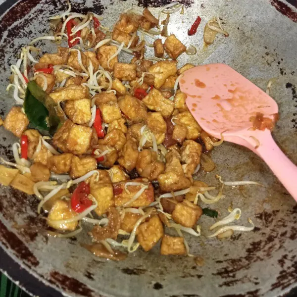 Masukkan cambah aduk rata, masak hingga bumbu meresap, tes rasa dan matikan api, sajikan