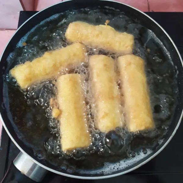 Goreng hingga matang. Sajikan dengan cabe rawit.