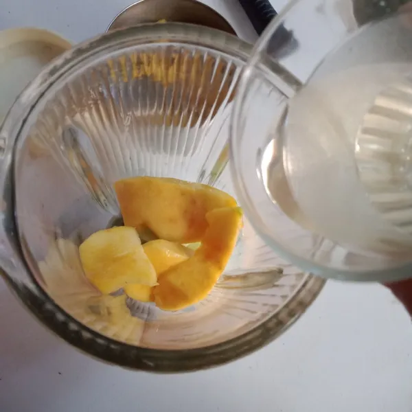 Masukkan sirup gula, air, dan madu.