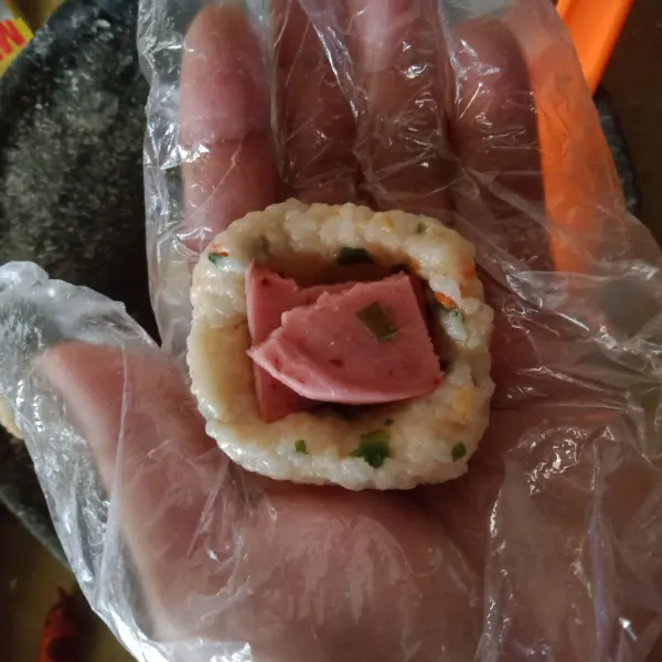 Ambil 1 sendok makan adonan kemudian pipihkan, isi dengan smoked Beef lalu bulatkan.