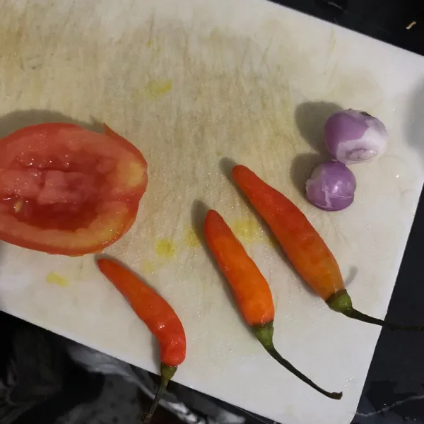 Siapkan bahan, bagian tengah tomat di buang