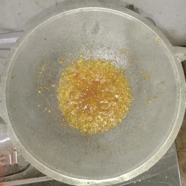 Tumis semua bumbu sampai harum, tambahkan air