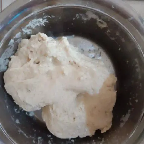 Masukkan tepung,ragi dan air. Mikser dengan kecepatan tinggi hingga 1/2 Kalis.